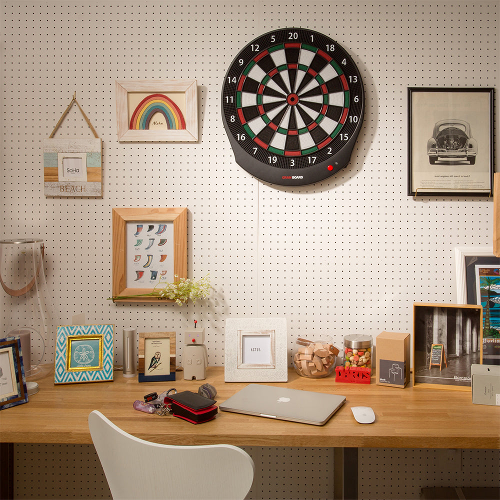 Granboard dash easily mounts anywhere in your home so that you can enjoy darts. グランボード dash
