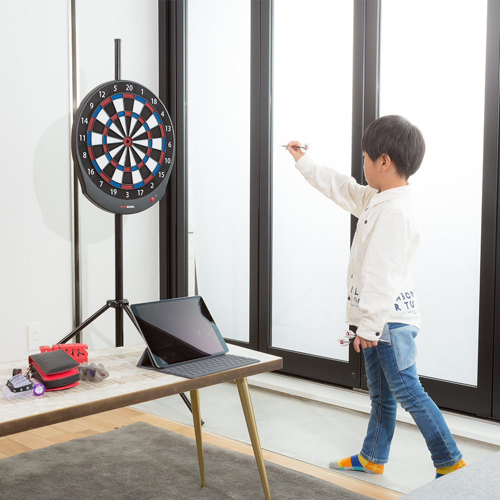 Adjust the height of your granboard / gran board for all family members with the tirpod dart stand. ダーツボードの三脚
